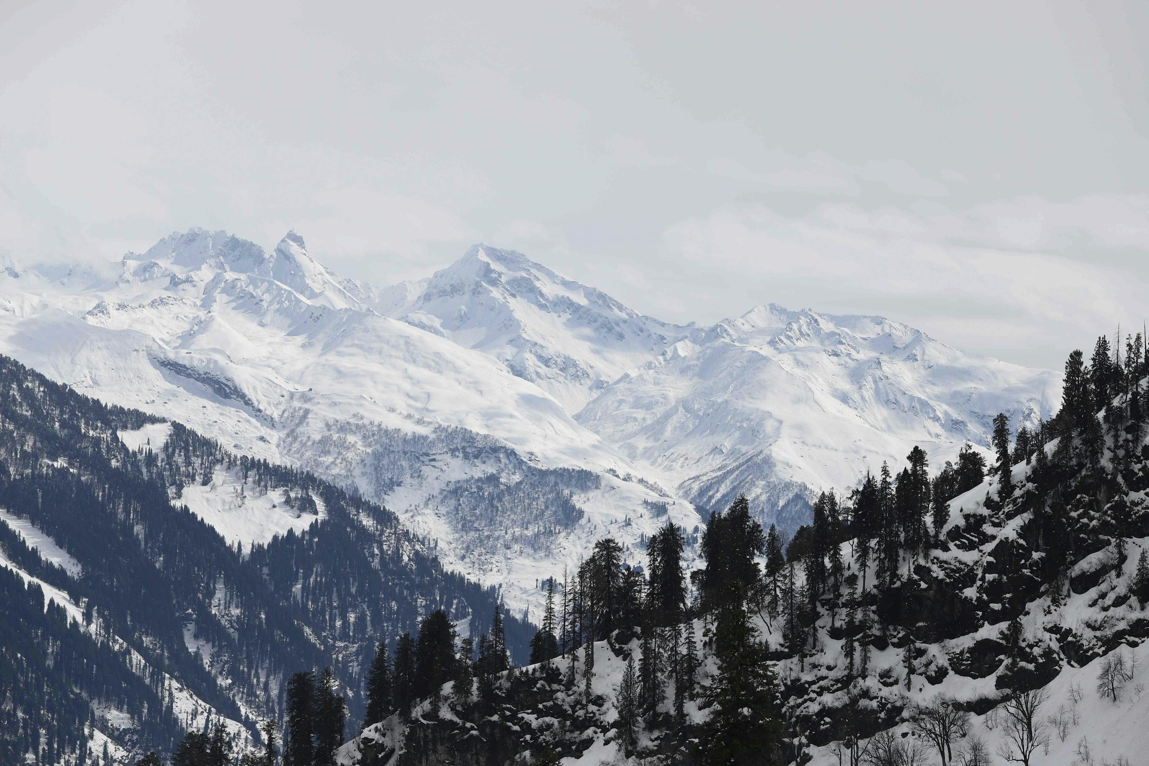 Manali Backpacking Adventure: Scenic Beauty of Snow-Capped Peaks